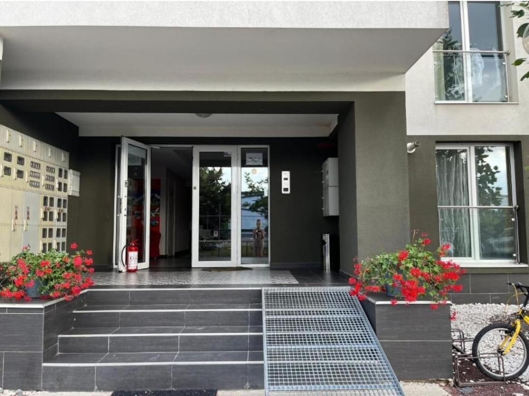 Tranzzit Airport Apartment II Otopeni Luaran gambar
